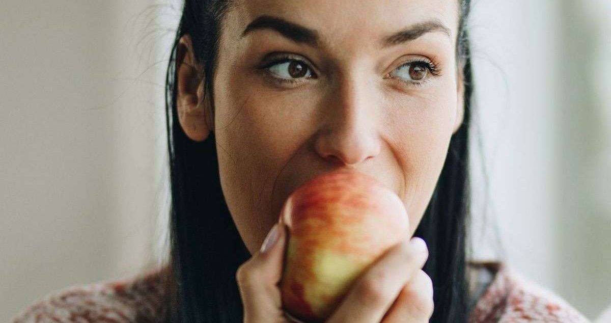 Manger une pomme avant de dormir peut-il perturber l'endormissement ?