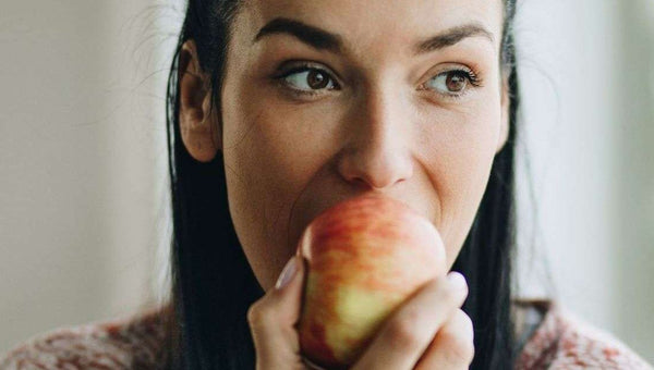 Manger une pomme avant de dormir peut-il perturber l'endormissement ?