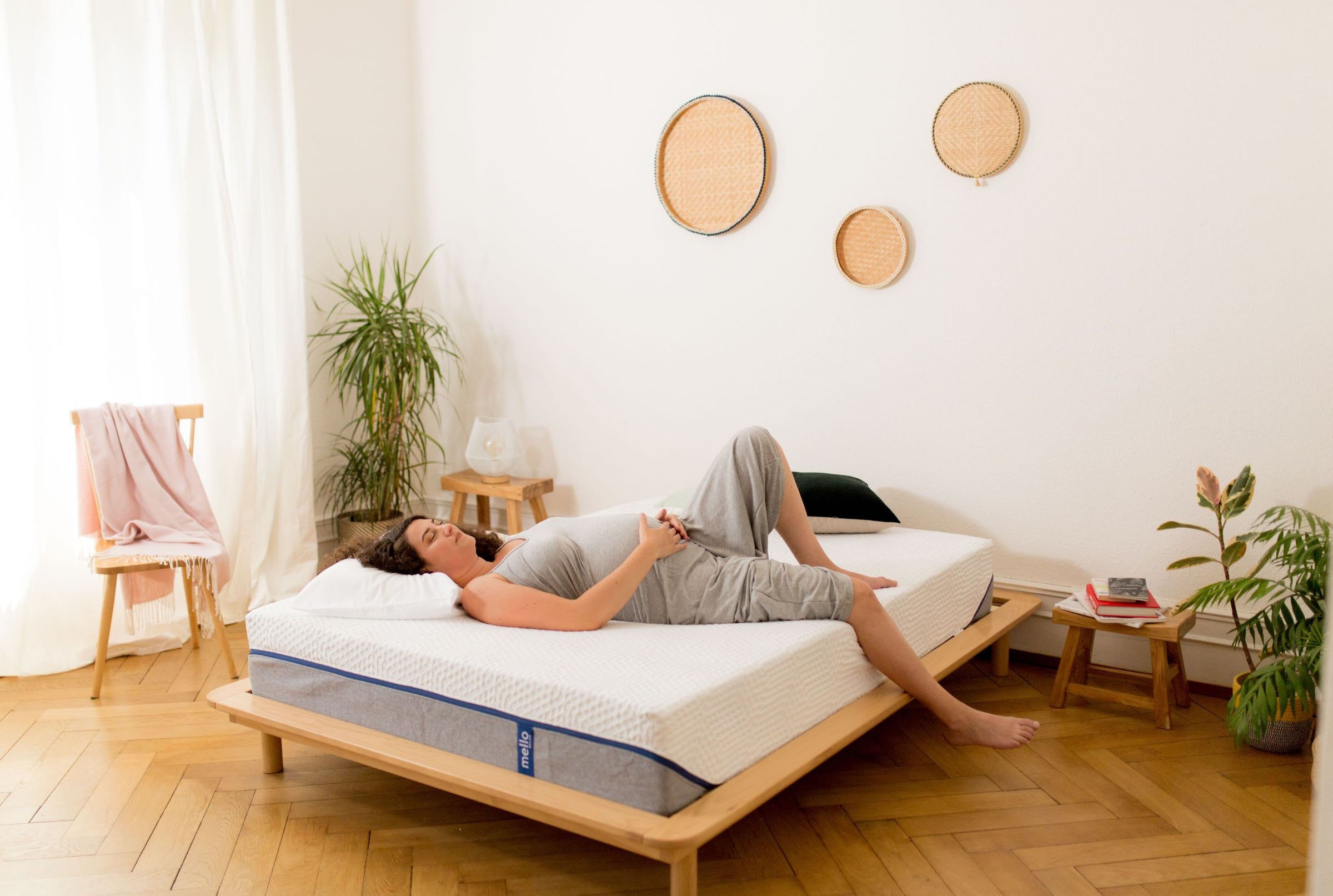 Bien dormir enceinte : nos conseils (positions, literie, accessoires)