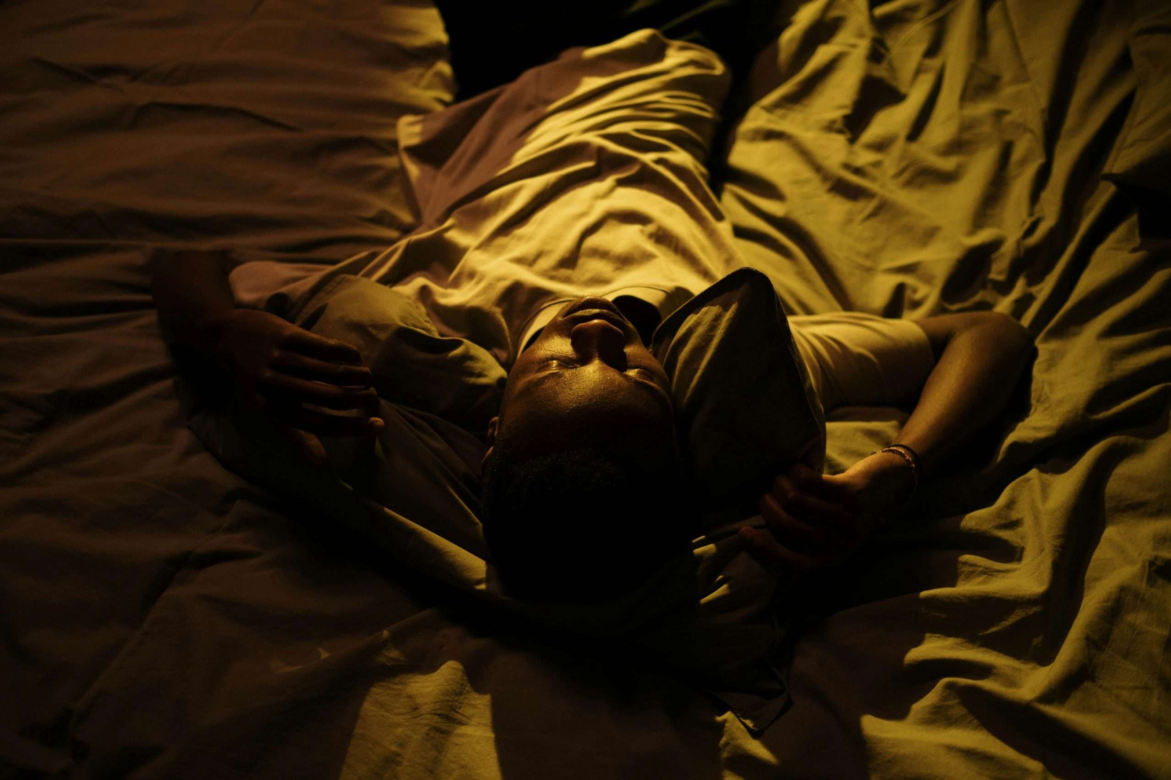 Somniloquie : c’est grave docteur ? Définition, causes et solutions !